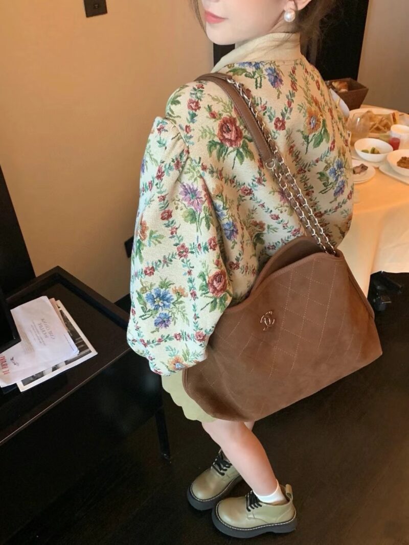 123fa27e12.jpg CHANEL understands too well, madam, right
I can think that this CHANEL suede hobo is really suitable for daily carrying
And the big bag is very easy to use. I really like this kind of big bag that can be packed when going out
Let me see who doesn't l...