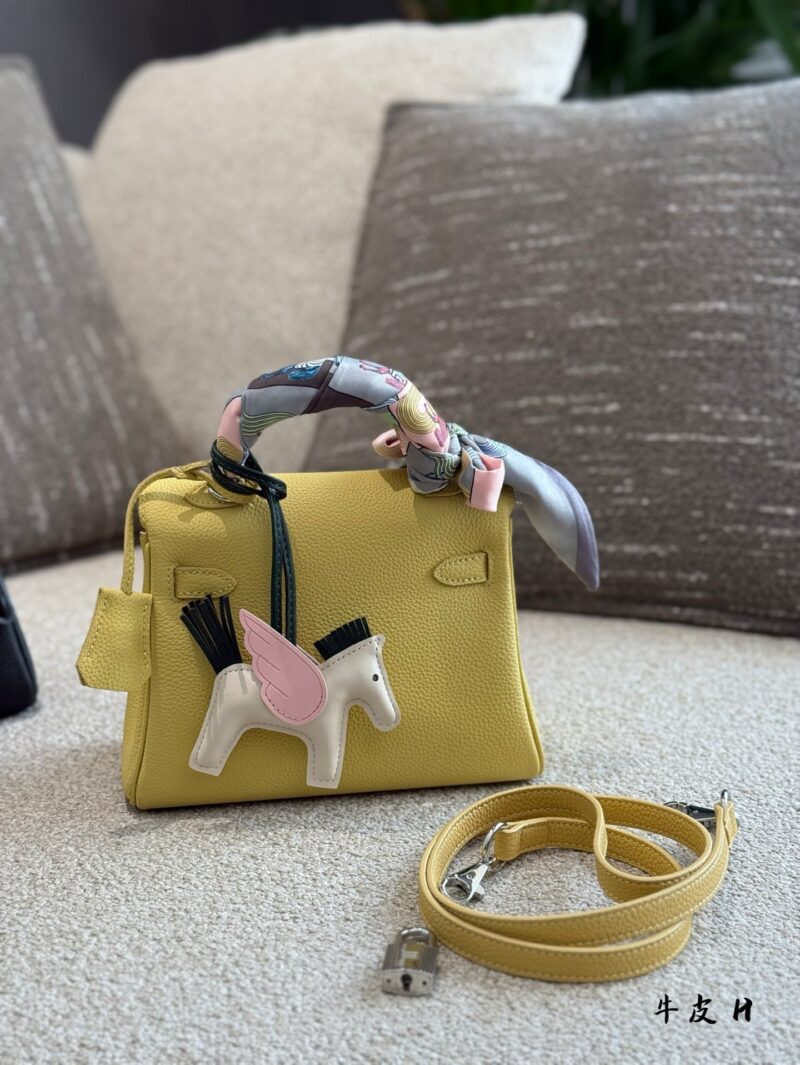 12473bc480.jpg Cowhide P330
High quality texture, versatile upper body, super stylish!!
Hermes MiniKelly II,
Suitable size for all age groups, playful and cute to carry~20cm