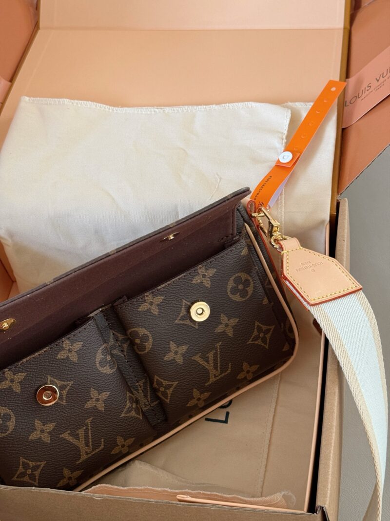 12475894d5.jpg 250 boxes
size:25*15cm
L Family Old Flower Camel Bag New Style
Don't miss out on fashionable girls!
The new vintage Vibe is expected to be the next hit!
?? Configure woven shoulder straps/long leather shoulder straps