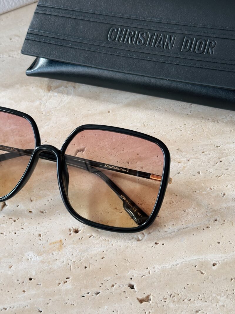 1264f7f7f5.jpg 200 configurations with complete packaging
Dior premium brown sunglasses!
Plain Mirror No.1
This pair of sunglasses really looks stunning on the face,
Big frame, very small face!
The frame is very light and comfortable to wear!
When you don't want to...