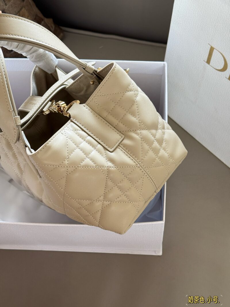 300 310 box upgraded version again
Size: 23x15cm (small size)
28 * 21cm (large size)
D's super popular Toujours shopping bag
I personally think the bag design is really durable!
I can't refuse anything gentle in beige color!
A feeling of neither big ...
