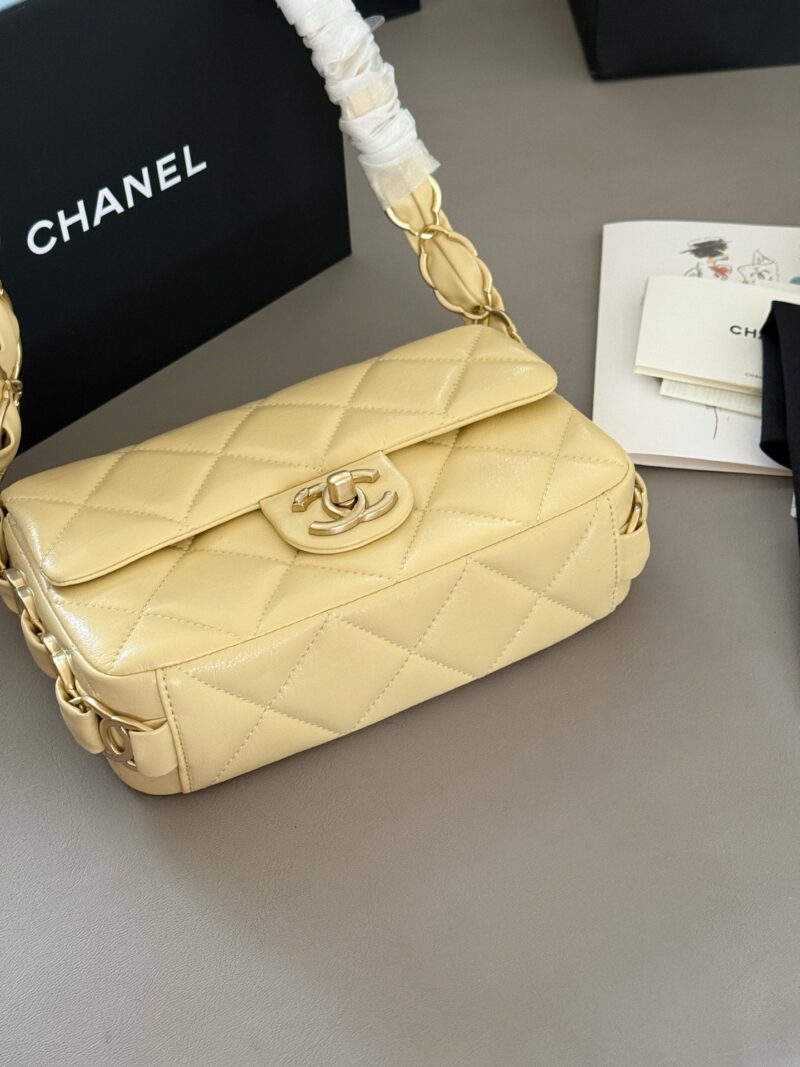 240 boxes
size：21*16cm
Xiaoxiangjia 25s Thick Chain Underarm Bag
Classic yet practical
Irresistible vintage
The more I watch, the more I like it!
Cute and lovely chicken yellow/very suitable for summer color matching~