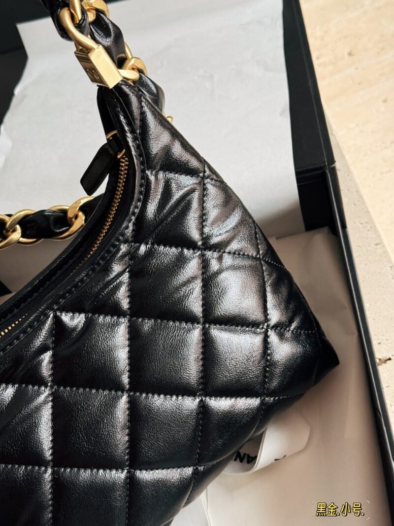 12781da0b9.jpg Box oil wax skin
Size: 22 * 16cm (small)
26.5 * 17cm (medium)
30 * 23cm (large)
24Ahobo Xiaoxiang's home
Xiangxiang loves new styles recently
Hobo armpit bag exudes a strong atmosphere, who knows!! good-looking!