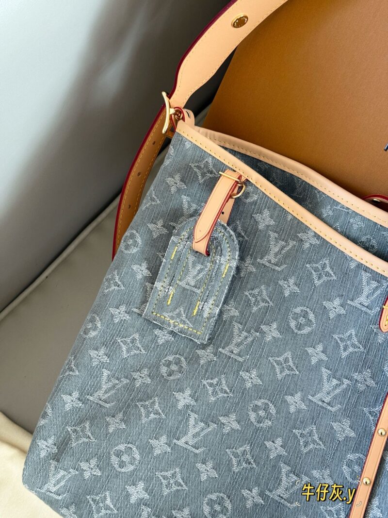 1288029e99.jpg 345 box
size:41*29cm
L's old flower, Carryall, is everywhere on the road,
Let's have a different one
This denim bag exudes a vintage atmosphere and is packed with UP!
The pattern, fabric, and hardware taste are all okay!
Carryall denim goes well wi...