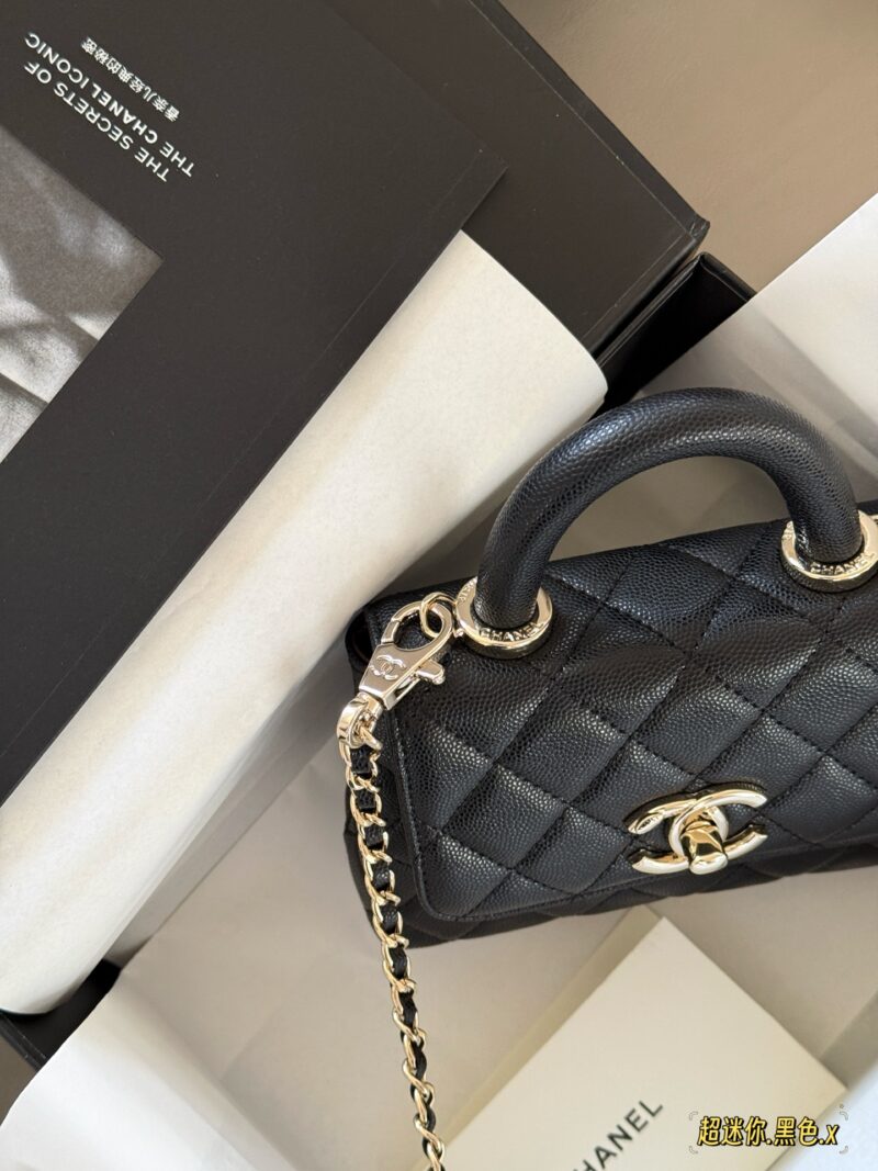 225 boxes
Size: 14.5 * 12cm, can't fit your phone
Xiaoxiang's cutest little bag 25pcocohandle
I want a small crossbody bag with a super mini size cocohandle that perfectly matches my needs