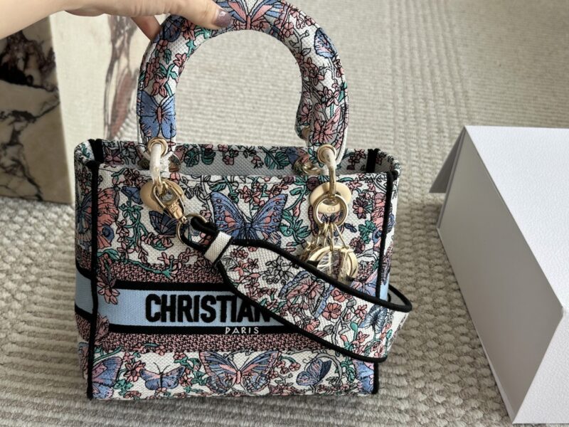 355 box
size：24*20cm
Original Jacquard Edition
D Home Embroidery Concubine Bag
Modern leisure and elegance
Embroidered wide shoulder strap
especially! especially!!!
25ss New Year's Edition