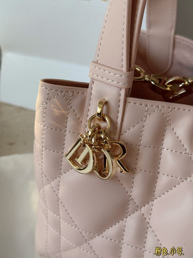 12c583dc8b.jpg 300 310 box upgraded version again
Size: 23x15cm (small size)
28 * 21cm (large size)
D's super popular Toujours shopping bag
I personally think the bag design is really durable!
New Pink~
Cool and cute~pink powder is tender and tastes foreign!