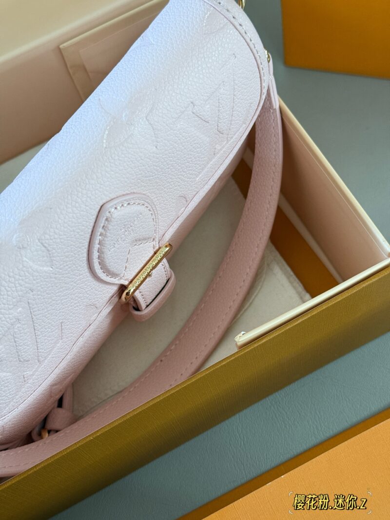 12c8555a74.jpg 235 box upgrade version
size:19*11cm
L Family Diane Stick
Nano size has arrived
I can't believe it!
Pink cherry blossom pink nano, mini cute~