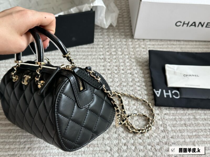 Chanel Boston P275
Chanel 25P Bowling Bag Elegant Beauty
#The bag is not duplicated, Chanel black with white border Boston 25P bowling ball 6 Boston! Carrying a crossbody, both phones can fit in! Still comfortable and durable, the market is very obvi...