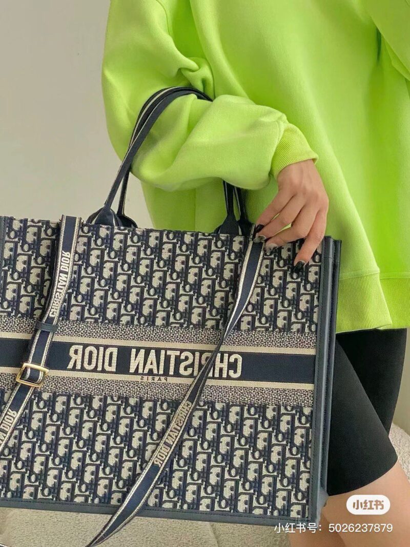 Early spring shoulder strap tote