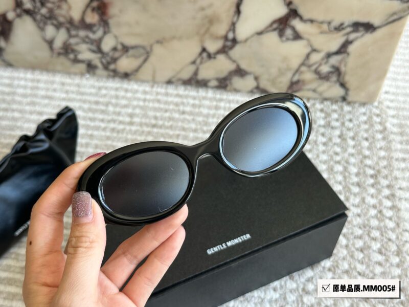 GM MM005 Sunglasses P205
Cool and spicy!
I really want to weld these black framed sunglasses onto my face [MM005]
”Magira collaboration sunglasses are here
The rounded cat eye style
A whole trendy living!
The favorite of fashionistas!