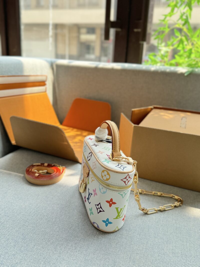 131c41e6a8.jpg 240 original single aircraft box
Original quality with pure leather steel hardware 163 jump code chip
size:19×12
LV x Takashi Murakami collaboration Vanity white tri color makeup box, makeup bag box, single shoulder crossbody handbag
Playful yet s...