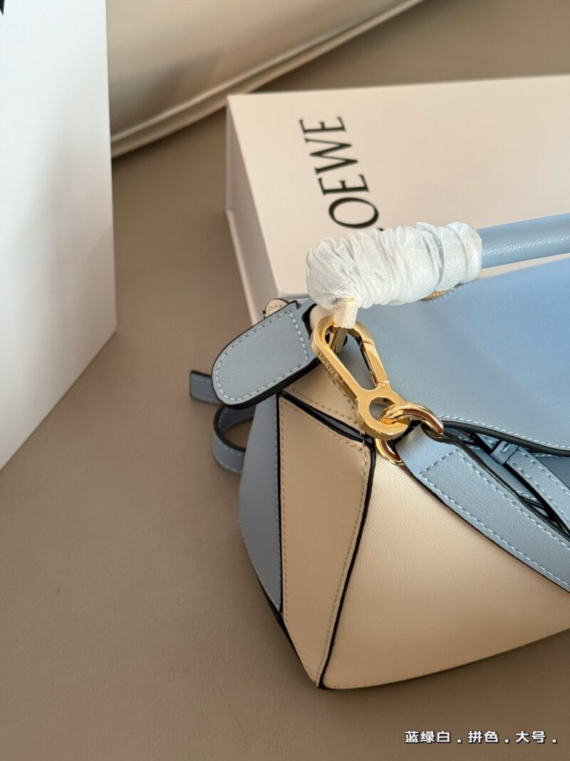 132c9f3b0f.jpg 225 255 box
Size: 18 * 10cm (mini)
24 * 15cm (large size)
Loewe Geometry Package Puzzle
Truly cannot be missed,
?? Cowhide quality!
Completely hold on!
Puzzle's blue-green and white color matching
Advanced high is about to overflow!