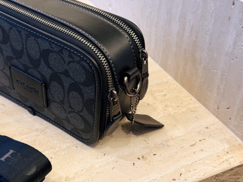 255 boxes
size：20*12cm
C's new men's camera bag
The compact and cool Beck Crossbody
Daily commuting is completely fine
Medium width woven shoulder straps are more comfortable