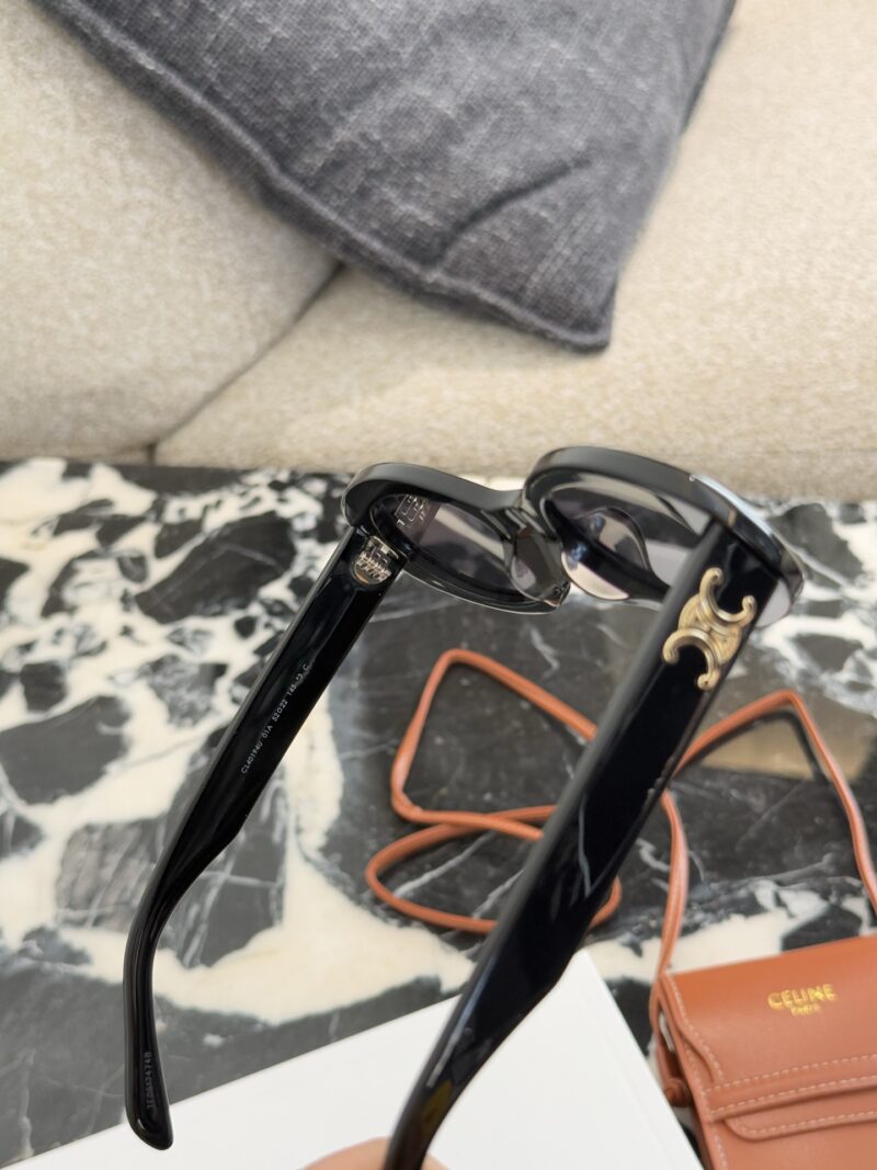 132f9f77ab.jpg Gift phone bag p205
Celine sunglasses of the same style as Shi Shi, worn You are the cold and aloof young lady!
As a fashion trendsetter, how could you miss Liu Shishi's Celine sunglasses CL 40194U-01A!
This pair of sunglasses truly blends fashion an...
