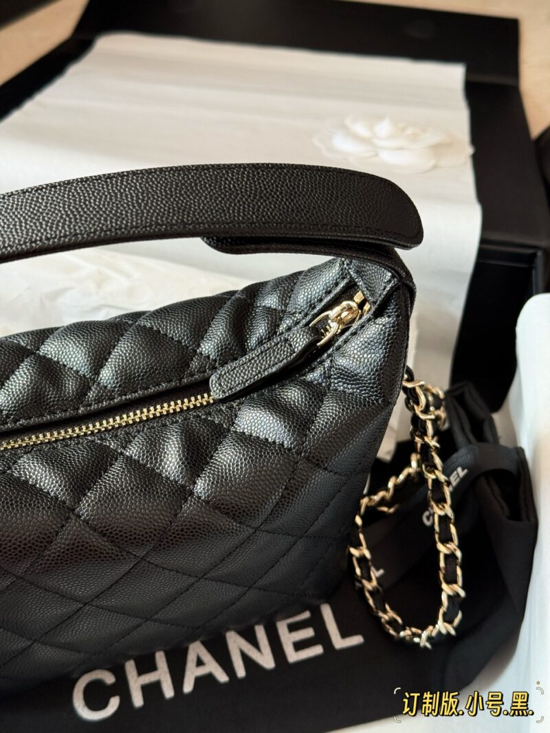 1340d1eb6a.jpg 210 box
Size: 15 * 13cm (small)
Xiaoxiang's lunch box bag
A popular bag that catches the eye at a glance
Really cute
Can be sweet or salty
You can hold it by hand, shoulder and back. The chain length is just right
It also has strong compatibility#