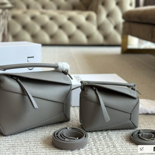 235 260 box
Size: 18 * 11cm (small size)
24 * 15cm (large size)
Loewe Geometry Package Puzzle
A very textured color,
Glacier Blue Puzzle Edge is very advanced!
?? Cowhide quality!
Completely hold on!