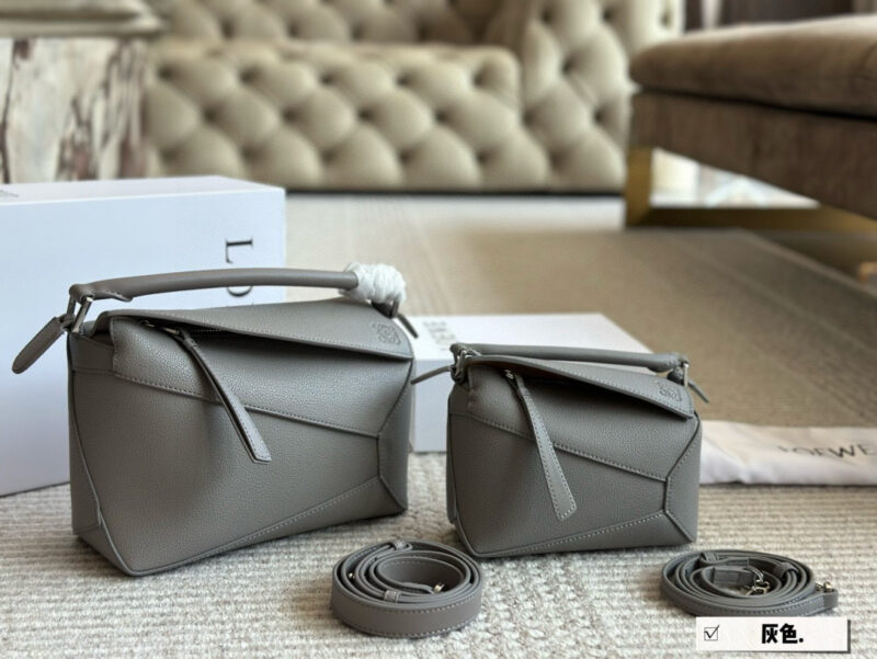 134bd0541d.jpg 235 260 box
Size: 18 * 11cm (small size)
24 * 15cm (large size)
Loewe Geometry Package Puzzle
A very textured color,
Glacier Blue Puzzle Edge is very advanced!
?? Cowhide quality!
Completely hold on!