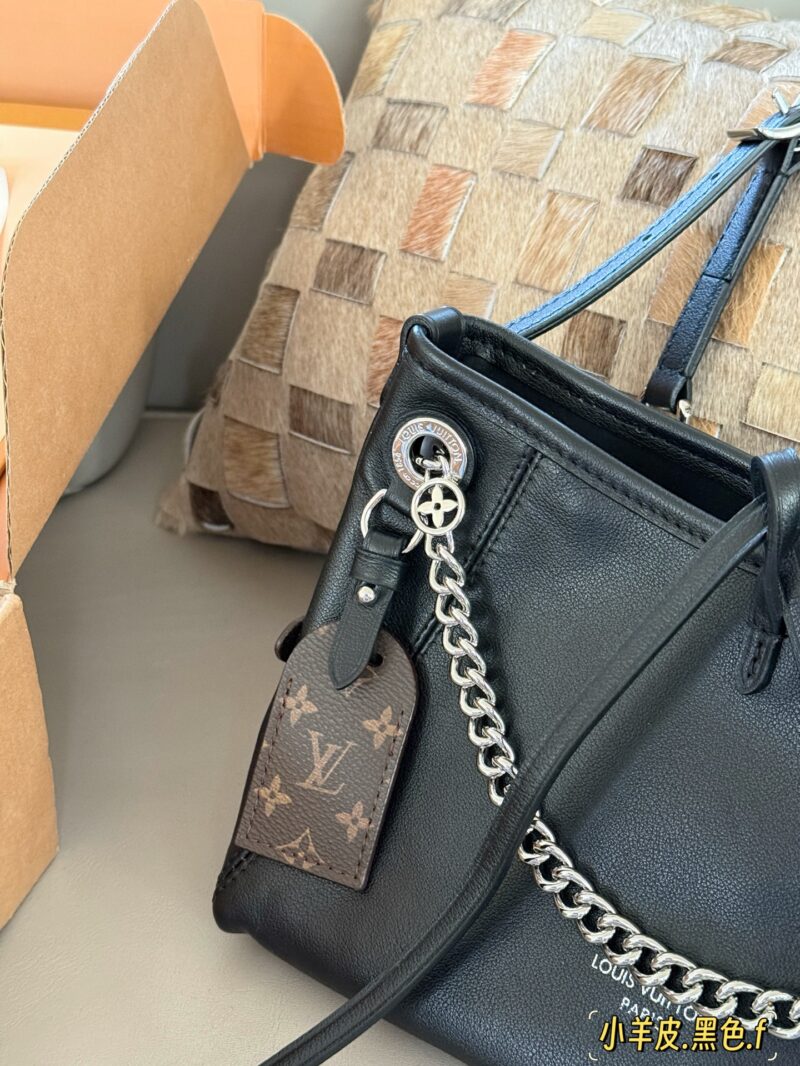 13764def57.jpg 340 box full leather
size:26*17cm
L's Carryall bb Black Warrior has finally arrived
Package body with sliding metal chain
More exquisite!
Relaxing feeling, the whole thing is so cool that I have no friends