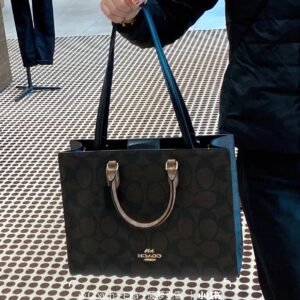 Good looking and easy-to-use bag, Coach's new product for December, Maggie tote, warm winter outfit
Maggie Tote's simple appearance makes it easy to accommodate
Play with style and effortlessly switch styles
