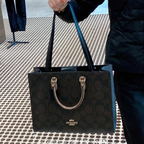 Good looking and easy-to-use bag, Coach's new product for December, Maggie tote, warm winter outfit
Maggie Tote's simple appearance makes it easy to accommodate
Play with style and effortlessly switch styles