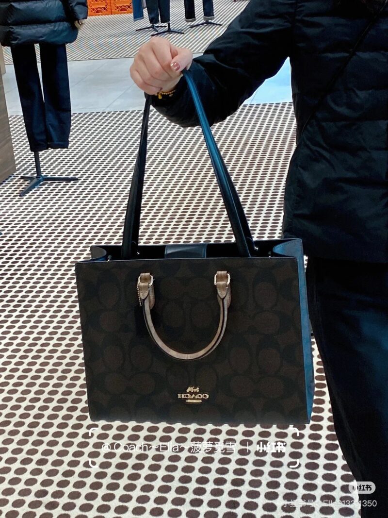 Good looking and easy-to-use bag, Coach's new product for December, Maggie tote, warm winter outfit
Maggie Tote's simple appearance makes it easy to accommodate
Play with style and effortlessly switch styles