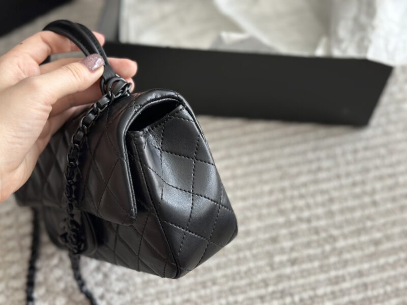 13ae29a77e.jpg 230 box
size :20*12cm
Xiaoxiangjia Chanel 23k Leather Chain Handle CF Upgrades Classic~
Can be carried by hand! The bag is very practical!
Sheepskin with light gold buckle, elegant and princess like!