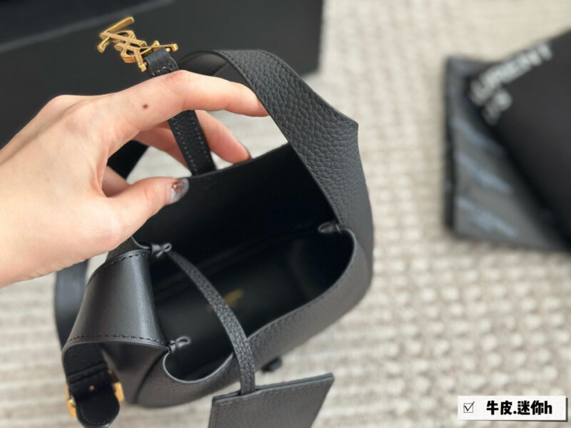 13b48167f6.jpg 240 box cowhide
Size: 16 * 15cm (Mini)(
Who hasn't owned it yet
ysl soft hobo! I really love this bag
Extremely practical!
Choose it for the big bag~
The leather feels so good!