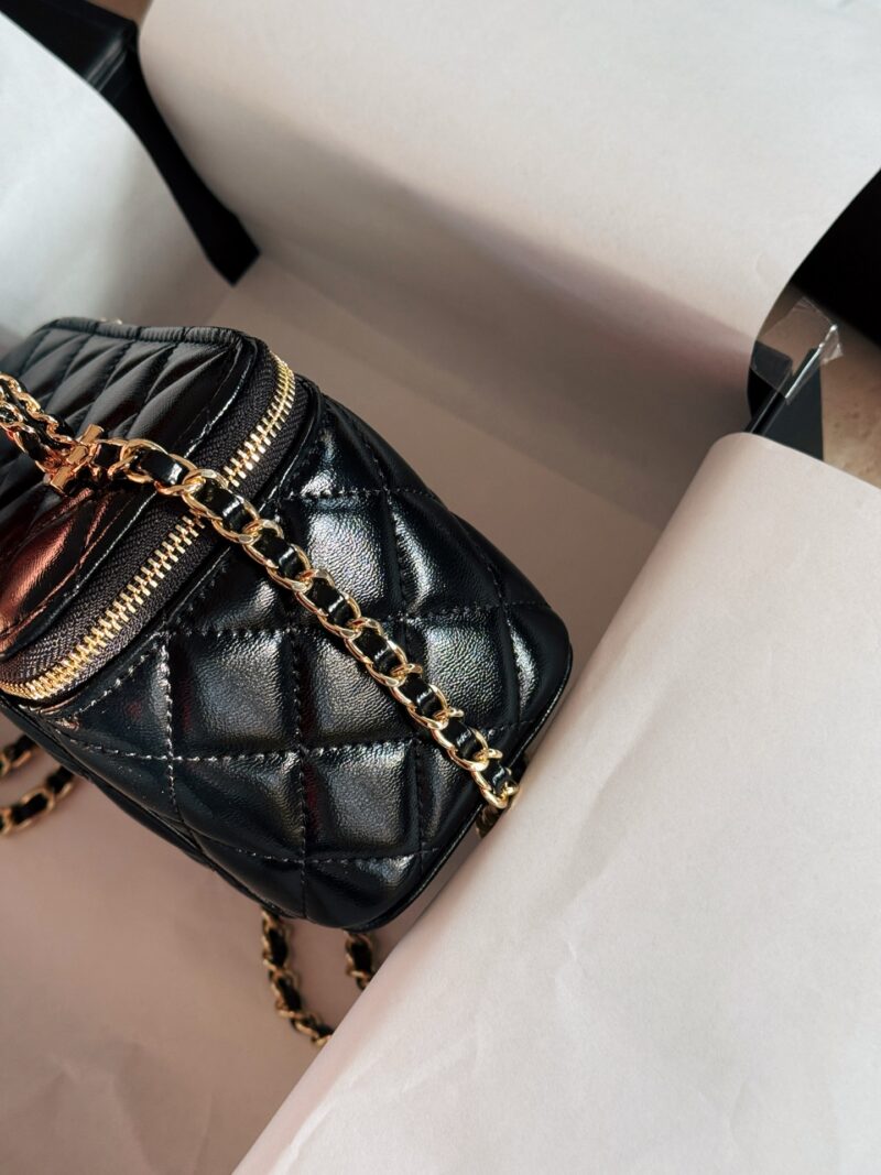 Box pairing
size：18*10cm
Chanel Xiaoxiang Home Withdrawal Box Bag
The long box with black gold Fried Dough Twists handle can be cool and cute
Various stubborn shapes
Truly fragrant
