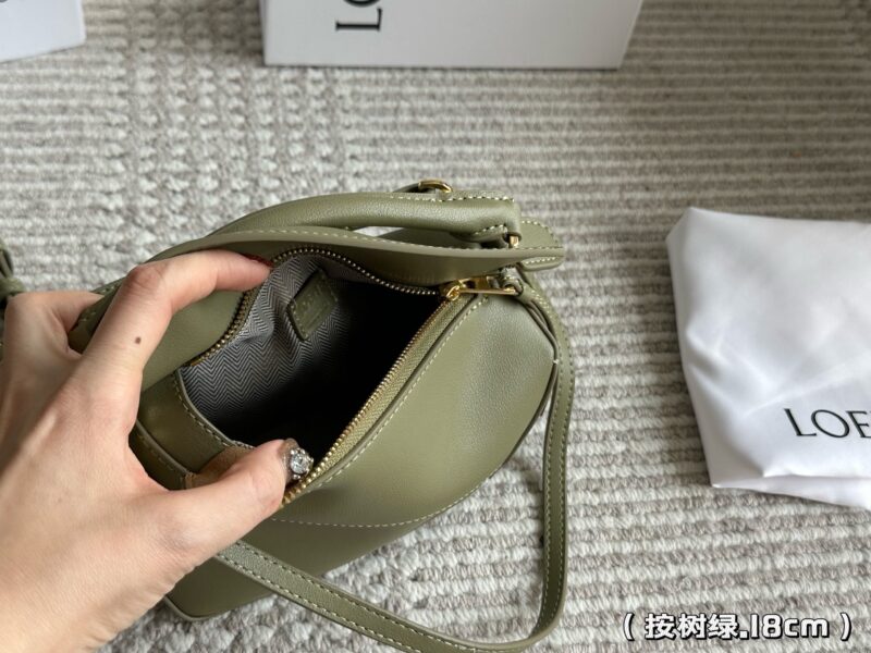 13d3b061a1.jpg 235 260 box
Size: 18 * 11cm (small size)
24 * 15cm (large size)
Loewe Geometry Package Puzzle
A very textured color,
Grey blue Puzzle Edge is very advanced!
?? Cowhide quality!
Completely hold on!