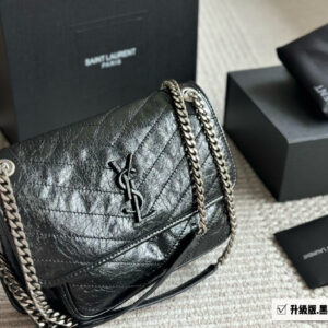 320 290 box upgrade version
Size: 28 * 22cm (large)
22 * 18cm (small)
Niki is really easy to carry!
It's really beautiful and unique ??
YSL Nikki leather material has a soft and sticky texture ??
Imported cowhide!
Both inside and outside are ...