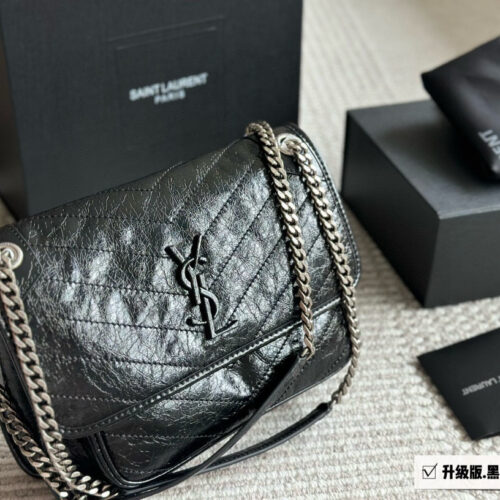320 290 box upgrade version
Size: 28 * 22cm (large)
22 * 18cm (small)
Niki is really easy to carry!
It's really beautiful and unique ??
YSL Nikki leather material has a soft and sticky texture ??
Imported cowhide!
Both inside and outside are ...