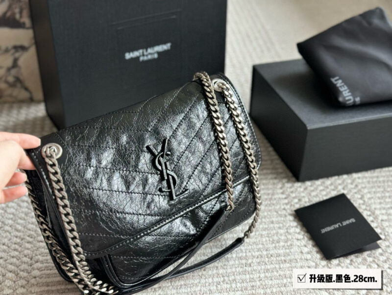 320 290 box upgrade version
Size: 28 * 22cm (large)
22 * 18cm (small)
Niki is really easy to carry!
It's really beautiful and unique ??
YSL Nikki leather material has a soft and sticky texture ??
Imported cowhide!
Both inside and outside are ...