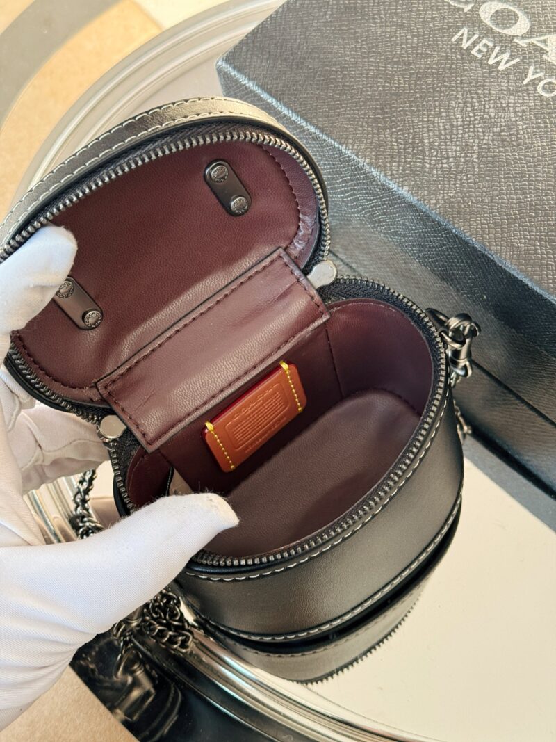 13df49e2ec.jpg 240 boxes
size:12*9cm
C Home Trail Box Bag
Cute little box bag,
So cute that it exploded!
Can hold the card bag, powder, lipstick, key, even more than you think!