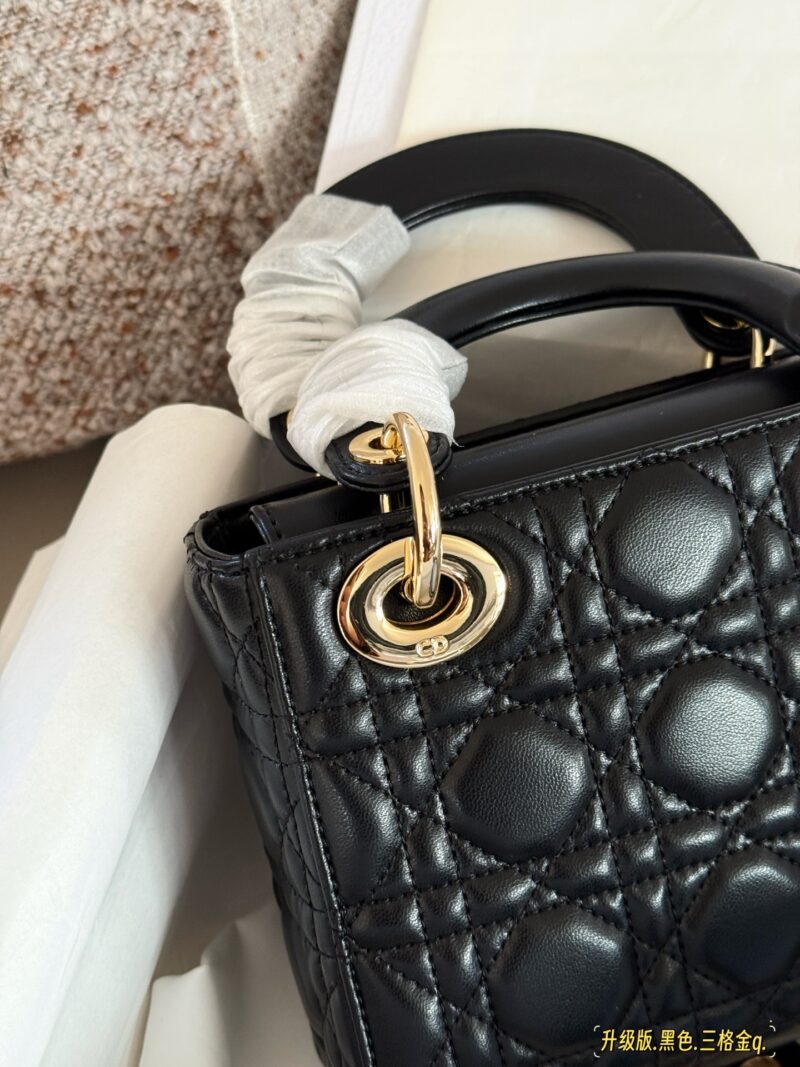 260 box upgrade version
Size: 17 * 15cm (three grids)
Dior handbag by Diana
D Family Princess Dai's Light Gold Button
It's very simple and elegant to hold in your hands and shoulders!
The milky sound makes one feel refreshed and happy
Very tender! It...
