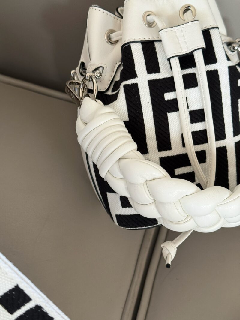 13ec27a6ec.jpg 220 boxes
size:12.5*18cm
Fendi bucket bag
Wide woven wrist strap
configuration ? Long shoulder straps!
The Wealth Bucket has a new color scheme! It's so beautiful
The capacity and appearance are all very online!