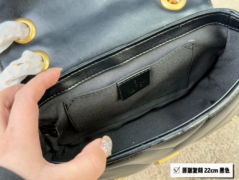GG Marmont Puff Bag
The swollen shape of the bag looks like a cute little puff pastry
The soft and delicate leather will definitely fall in love
size ：22cm