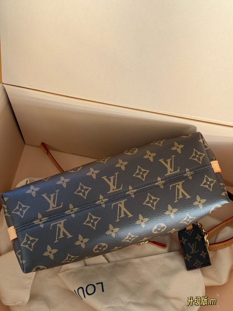 13fd2adcdc.jpg 240 box upgrade version
size:26*17cm
L's Carryall BB has finally arrived
Package body with sliding metal chain
More exquisite!
Small girls are blessed with easy matching of various clothing styles!
