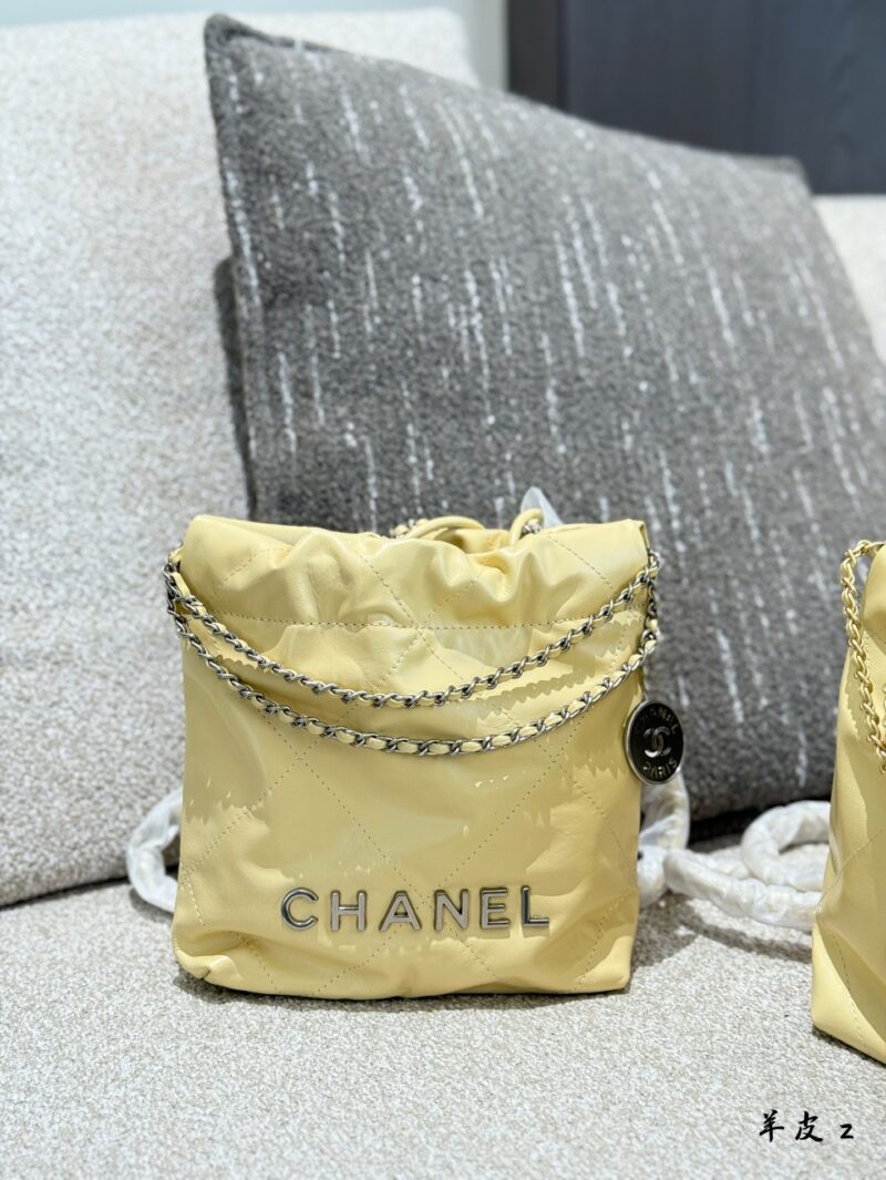 Chanel Mini Garbage Bag P250 Sheepskin
Can be carried by hand or slung over
The new season's C position! Get up the little girl who used to have a casual style with 22 bags
Can be carried by hand or slung over, exquisite and cute 18 × 20 box packaging