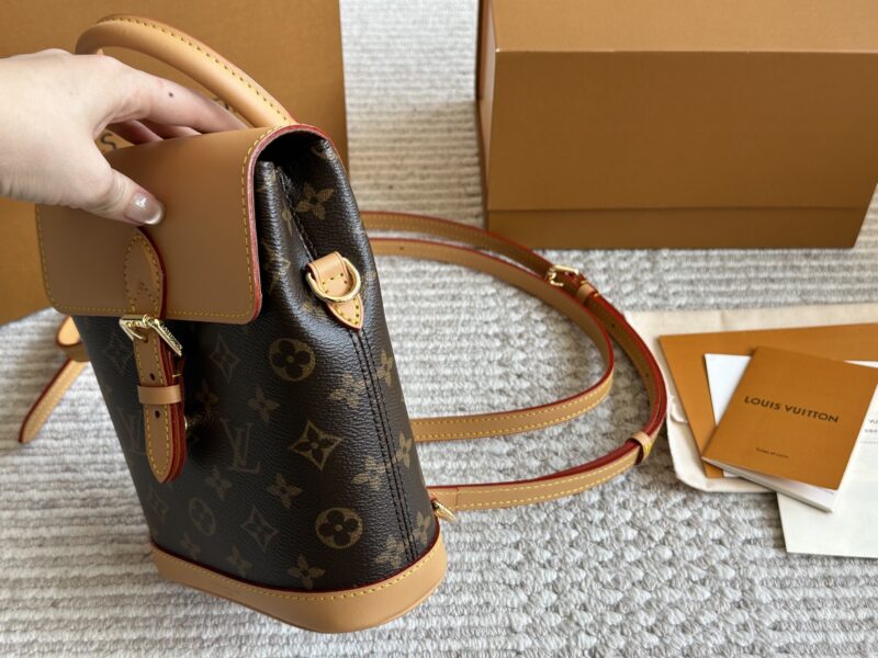 1403b99df2.jpg 240 boxes
Copy size 22 17cm
L Home SOHO Old Flower Backpack
Single shoulder, crossbody, and double shoulders
Changing freely is very convenient!
Super versatile, can be carried anywhere!
Search for Lv bb backpack
