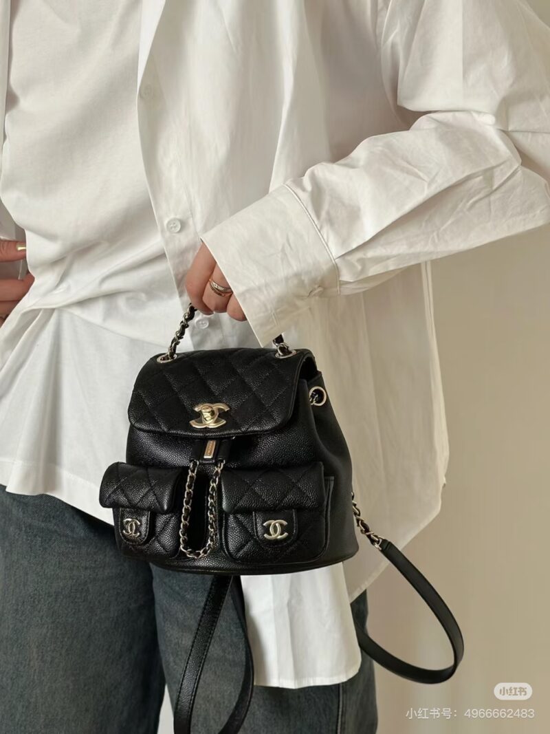 141904dd7b.jpg A small 'frog' that combines fashion and practicality!
The most profitable Chanelduma
Still knock on durable lychee cowhide
Compact and exquisite, but very durable The upper body exudes a strong sense of fashion!
It looks great with any combination a...