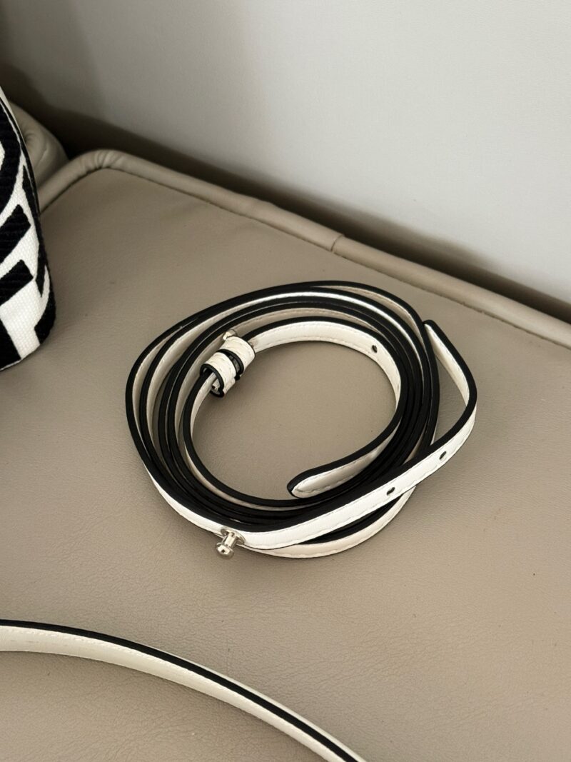 142c894536.jpg 220 boxes
size:12.5*18cm
Fendi bucket bag
Wide woven wrist strap
configuration ? Long shoulder straps!
The Wealth Bucket has a new color scheme! It's so beautiful
The capacity and appearance are all very online!