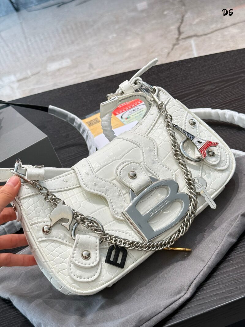 Balenciaga Underarm Bag P245
25 year spring collection, suitable for both underarm and crossbody, just the right size, with a round phone, wallet, car keys, napkins, all enough, and a great zipper, providing a strong sense of security
Made of cowhide...