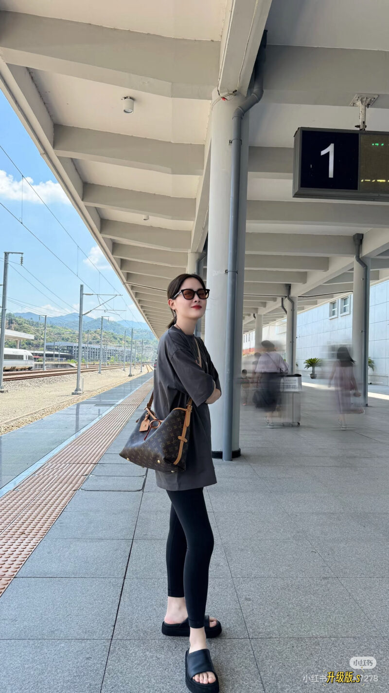143e53efe7.jpg Carryall is extremely practical!