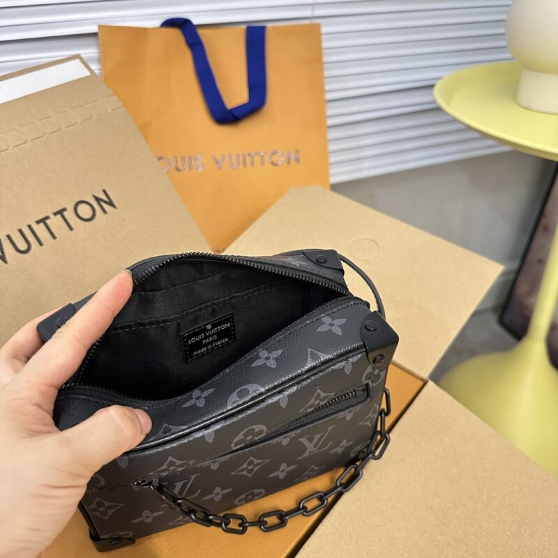 Copy of original order ? MINISOTTRUNK black floral handbag features the iconic Monogram print paired with contrasting resin chain straps, creating a delicate and charming design. This charming handbag has sharp edges and elegant connotations, sho...