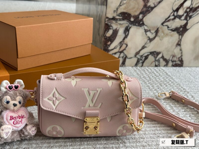 1485a82d25.jpg 300 boxes
size:21*13cm
L's new small postman Metis
Freshly baked colors in spring and summer
The perfect sized LV mailman bag is here
The usage rate is super high!
Cute and lovely finally!! It's out!