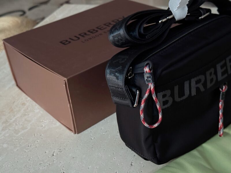 1489d39e5f.jpg 180 fold gift box
Size: 21 * 16cm
Bur Black Camera Bag
The handbag has a card slot inside!
Traveling and staying at home is very convenient!
This is a product that can be used by children, boyfriends, girlfriends, uncles, and aunties!