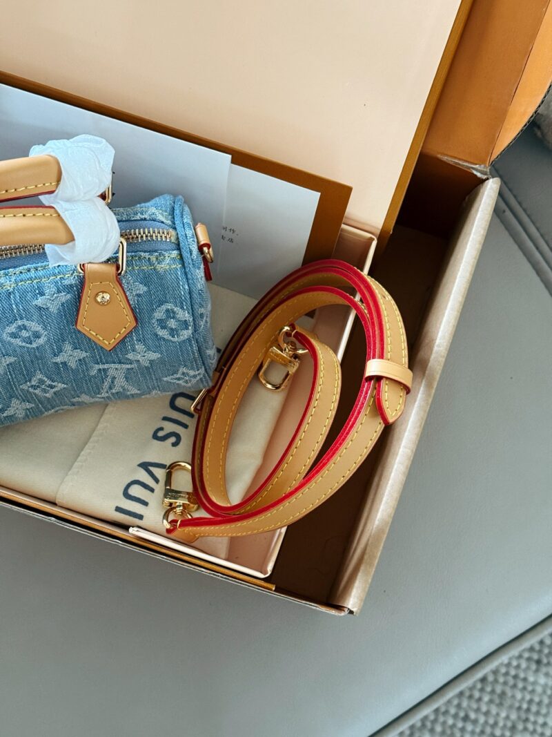 14a1aafd30.jpg 235 box (upgraded version)
size:16*10cm
Tender tannin denim!!!
Don't be too cute!
Put down your small phone
We need this light colored denim in summer
Search for L Home Nano Cowboy