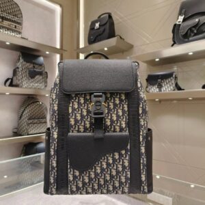 Dior's new Toujours collection this year
It looks so good that it's like I love it at first glance
Different from the previously popular tough diamond patterned Toujours, the bag is softer and lighter in shape
