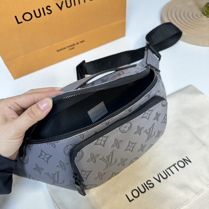 Donkey waist bag/chest bag model M25227 full leather gray. This waist bag design is not only practical but also enhances the overall design sense, making it easy to raise the body proportion. The bag can be worn as a chest bag or crossbody bag, and c...